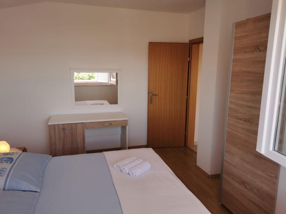 Apartment Milka Vir Bagian luar foto